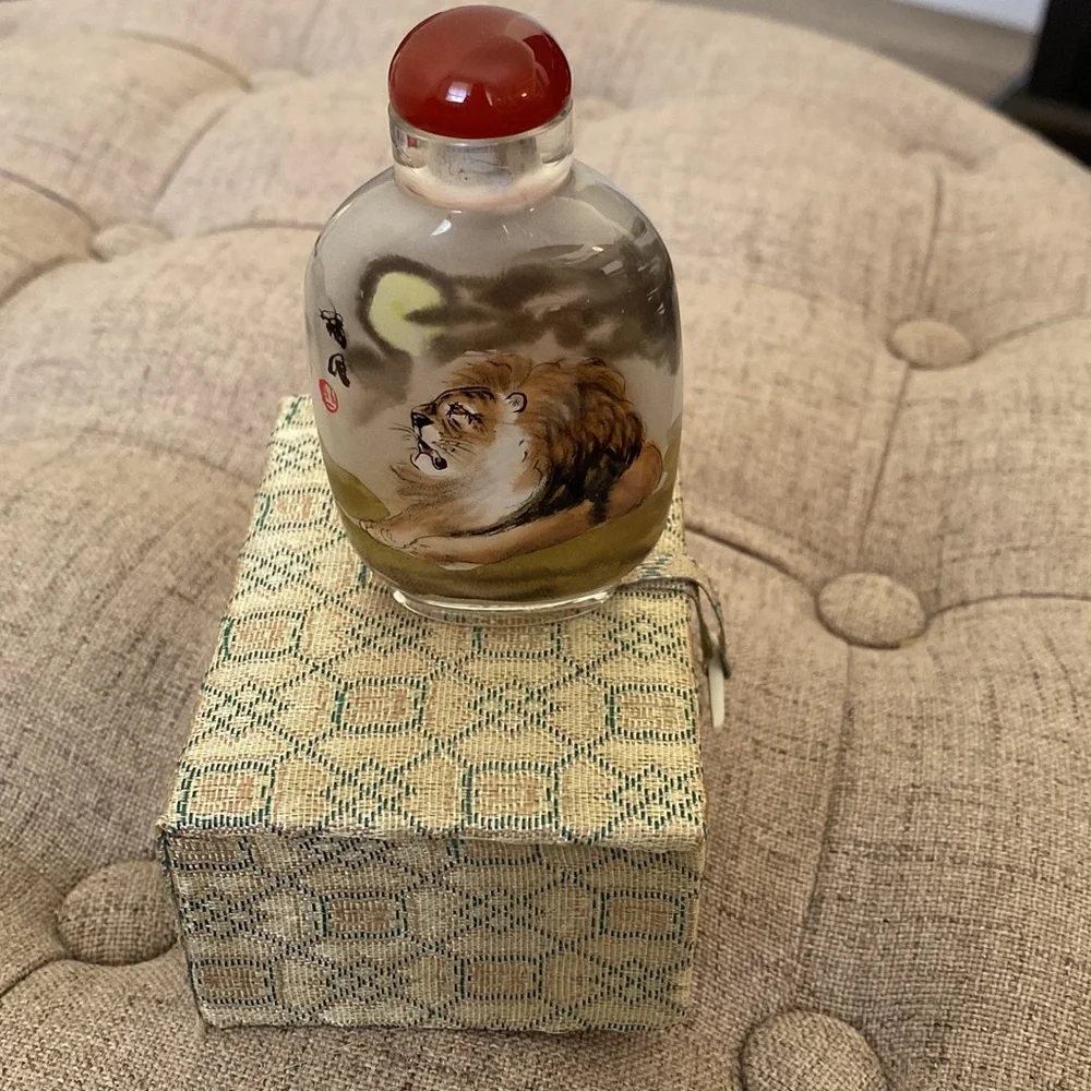 NWOT Chinese Reverse Painted Glass Snuff Bottle Double Scene Lion